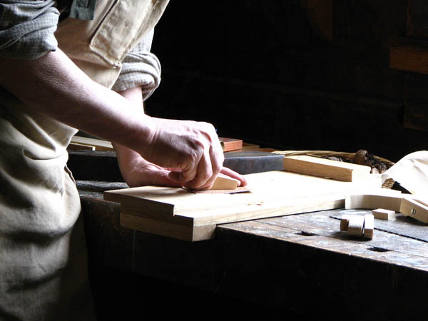 Ofrecemos un servicio de <strong>carpintería  de madera y ebanistería en Costur</strong> adaptado a las necesidades del <strong>cliente</strong>.